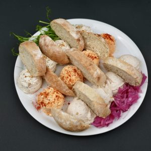 Дъска с домашни разядки поднесени с домашно хлебче