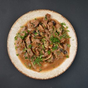 Свински врат с лук и гъби